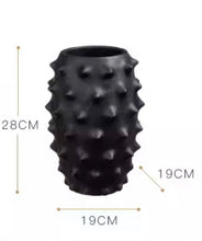 Load image into Gallery viewer, BELTRAN FLOWER VASE