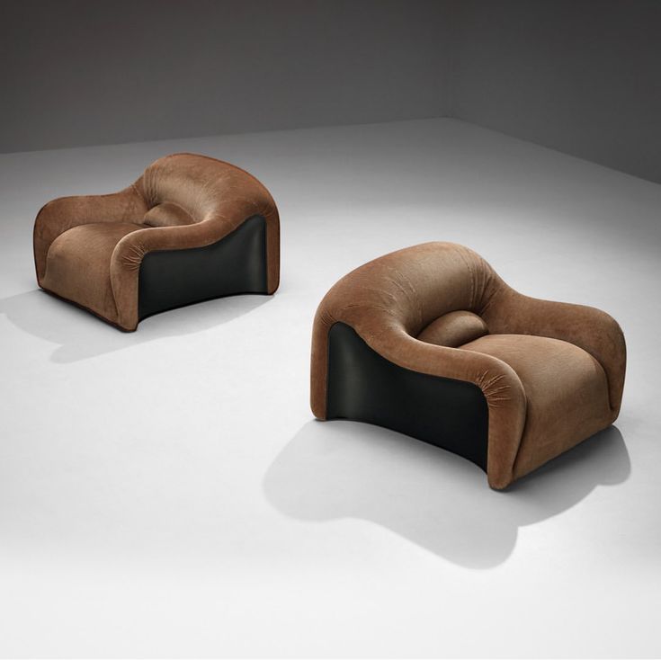 CURVY VELVET ACCENT CHAIR '25